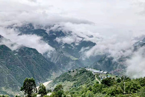 【怒江小包团】怒江大峡谷-独龙江-丙中洛-滇藏茶马古道-老姆登村-知子罗-秋那桶-雾里村-登梗澡堂会-老虎跳-伟人峰-滇藏界，寻坊纹面女+观怒族艺人表演6天深度游（4人起订，4人成团）